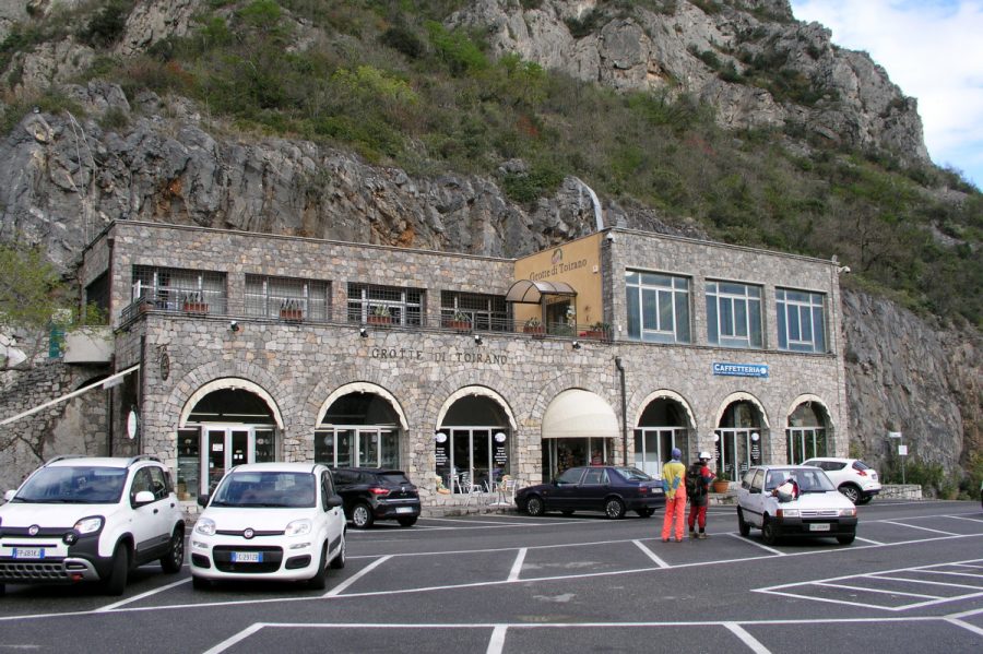 Le bâtiment d'accueil des grottes de Toirano. Photo Wikimédia CCSA4 JYB Devot