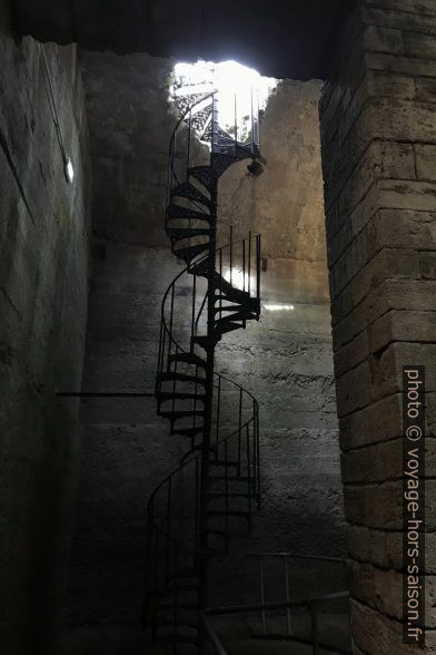 Escalier en colimaçon dans la citerne romaine de Volterra. Photo © André M. Winter