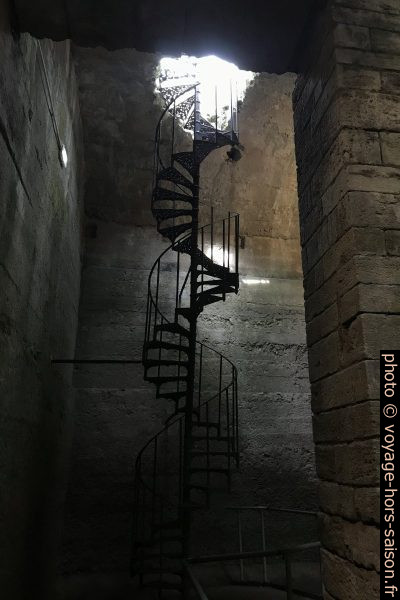 Escalier en colimaçon dans la citerne romaine de Volterra. Photo © André M. Winter