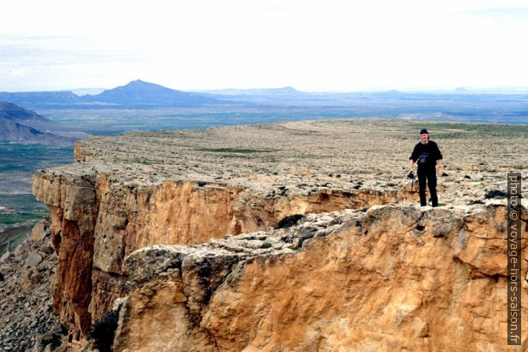 Leonhard sur un abrupt du versant sud de la Table de Jugurtha. Photo © André M. Winter