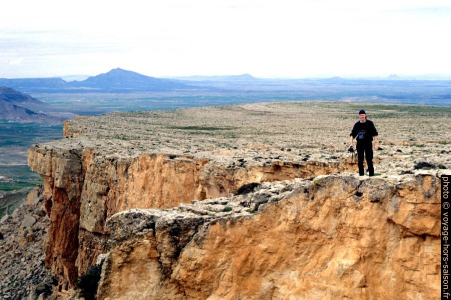 Leonhard sur un abrupt du versant sud de la Table de Jugurtha. Photo © André M. Winter