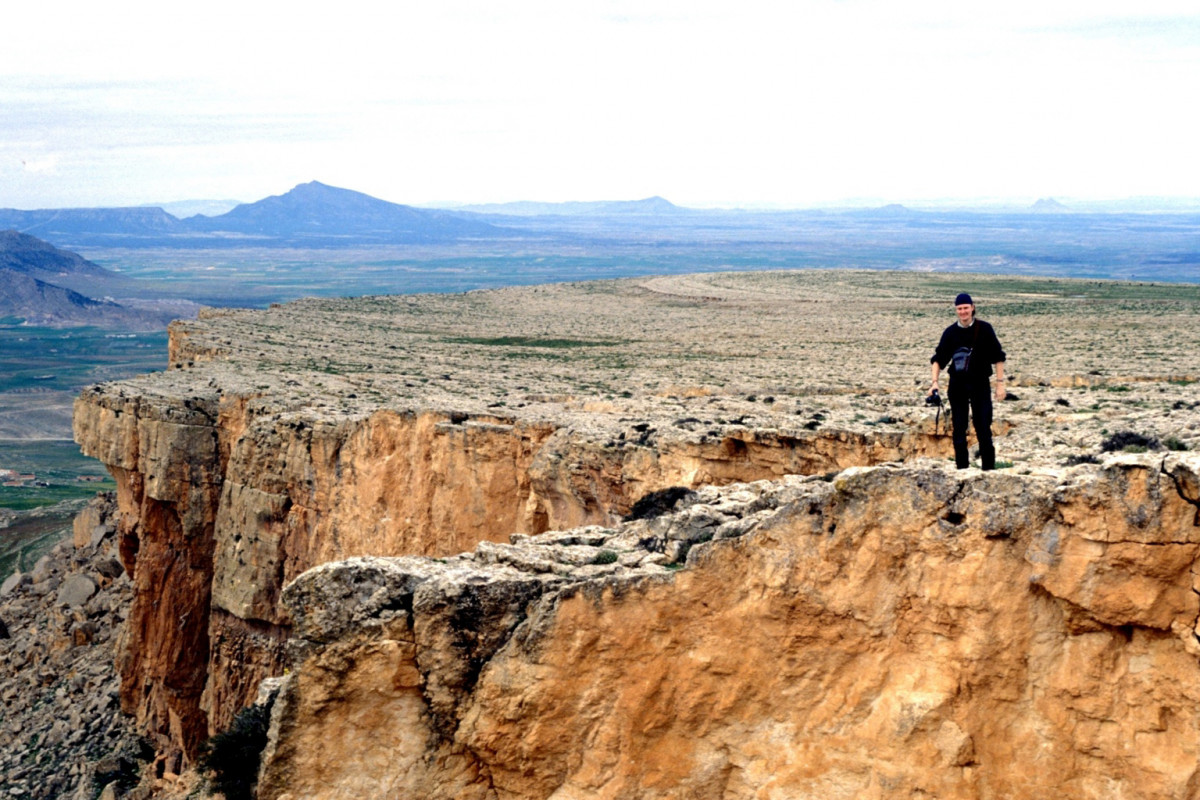 Leonhard sur un abrupt du versant sud de la Table de Jugurtha. Photo © André M. Winter