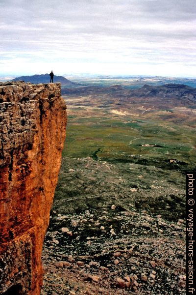 André sur l'abrupt du versant sud de la Table de Jugurtha. Photo © Leonhard Schwarz
