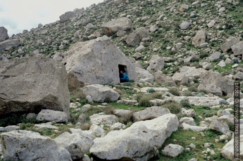 Pierre taillé en refuge pour bergers. Photo © André M. Winter