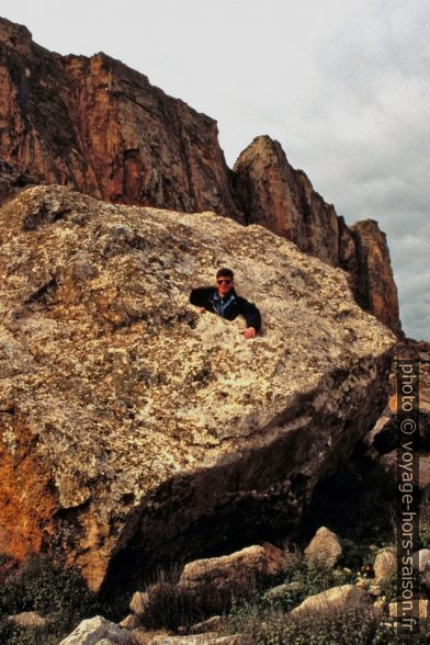 André dans un rocher taillé en refuge pour bergers. Photo © Leonhard Schwarz