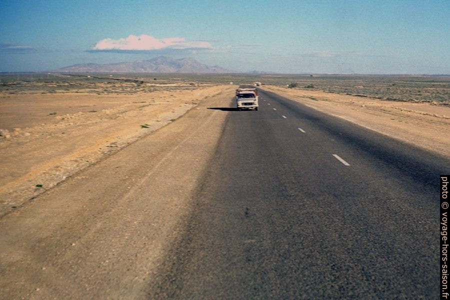Route P15 au sud Firyanah. Photo © André M. Winter