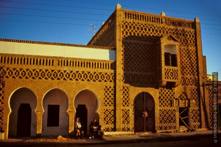 Maisons en briques posés en relief inspirés de tapis à Tozeur. Photo © Leonhard Schwarz