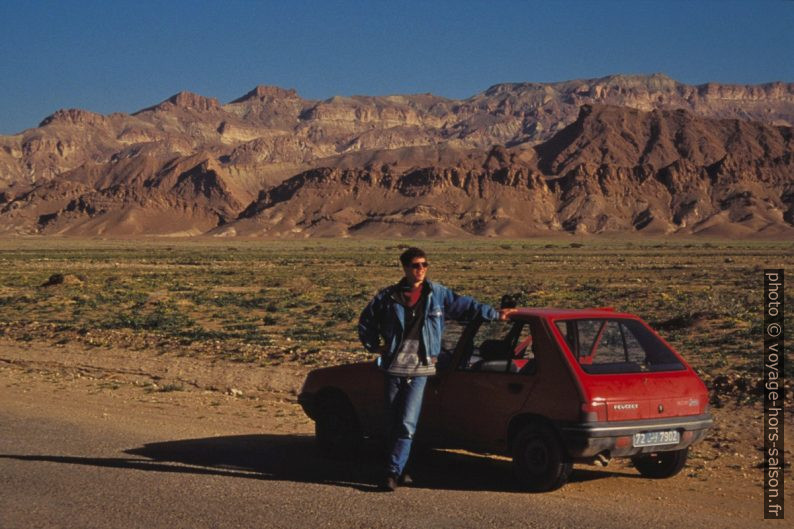 André et la Peugeot 205 dans le Chott el-Gharsa. Photo © Leonhard Schwarz