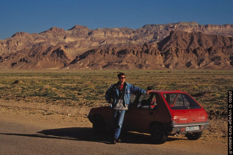 André et la Peugeot 205 dans le Chott el-Gharsa. Photo © Leonhard Schwarz