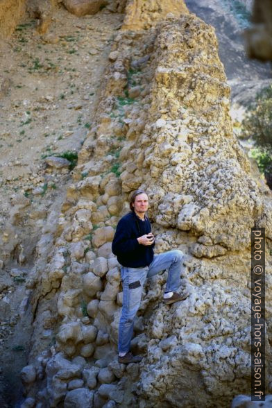 Leonhard dans le conglomérat du canyon à Chbika. Photo © André M. Winter