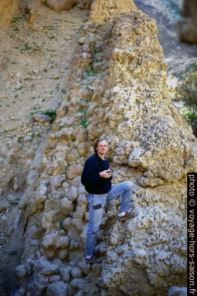 Leonhard dans le conglomérat du canyon à Chbika. Photo © André M. Winter
