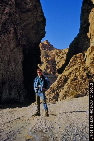 André plein de boue à la sortie des Gorges de la Selja. Photo © Leonhard Schwarz