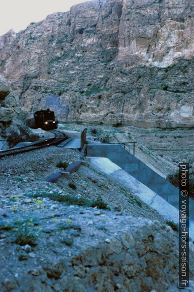 Locomotive dans les Gorges de la Selja. Photo © André M. Winter