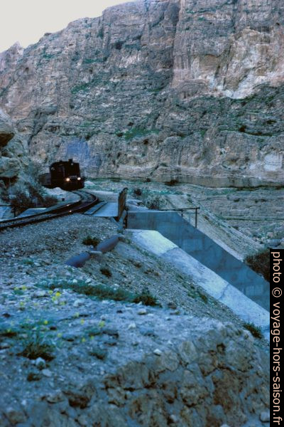 Locomotive dans les Gorges de la Selja. Photo © André M. Winter
