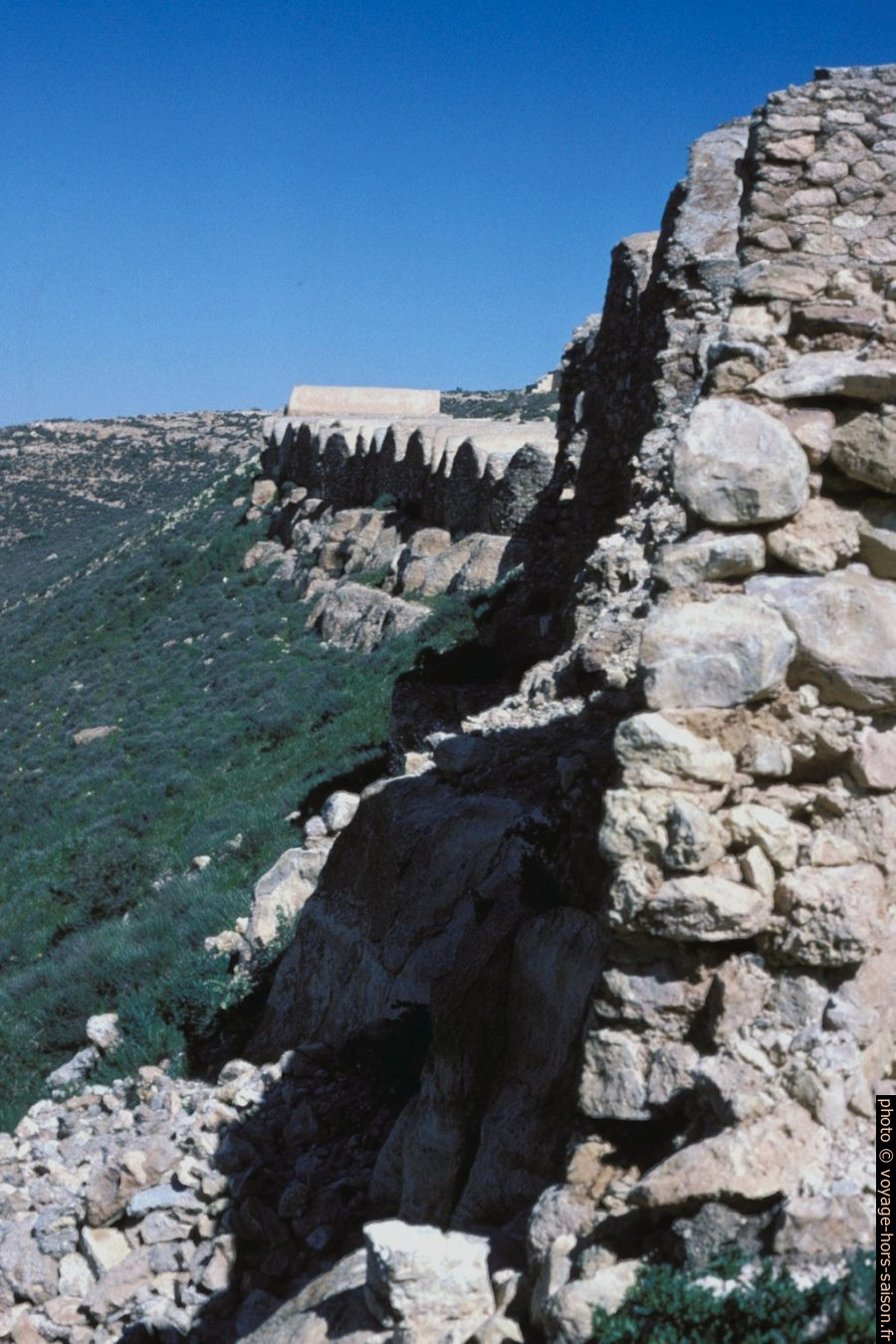 Ghorfas en ruines de Ksar Joumaa. Photo © André M. Winter