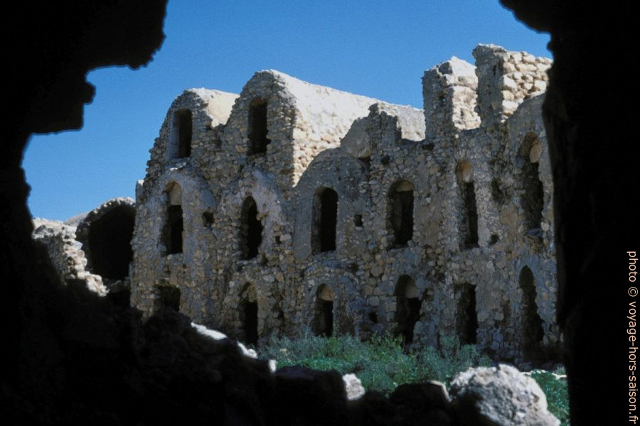 Trois étages de ghorfas du Ksar Joumaa. Photo © André M. Winter