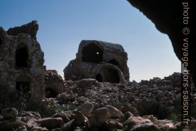 Ruines de ghorfas du Ksar Joumaa. Photo © André M. Winter