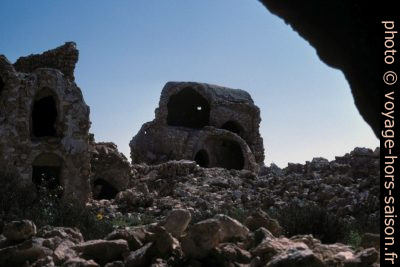 Ruines de ghorfas du Ksar Joumaa. Photo © André M. Winter