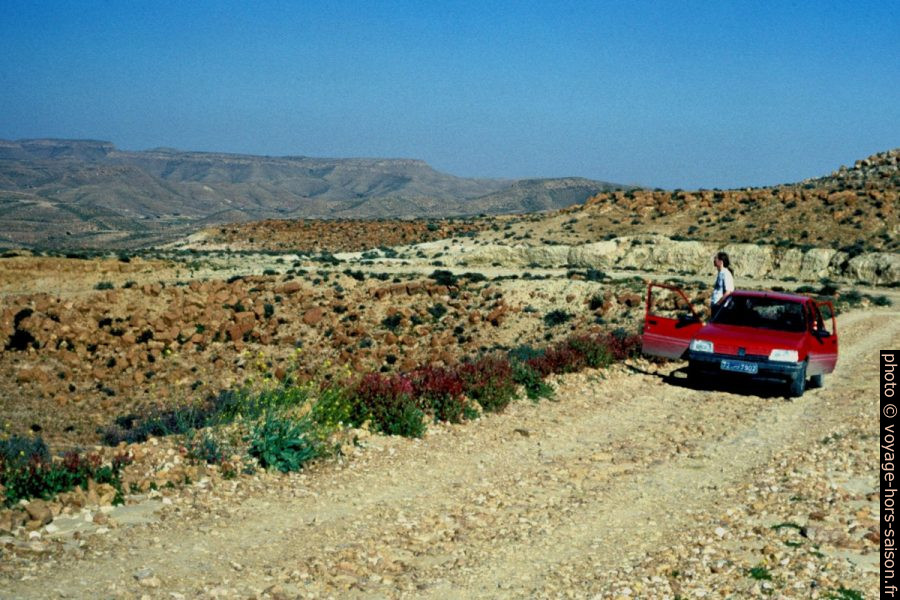 Notre 205 sur la route C207 entre Bou Abid et Ksar Hadada. Photo © André M. Winter