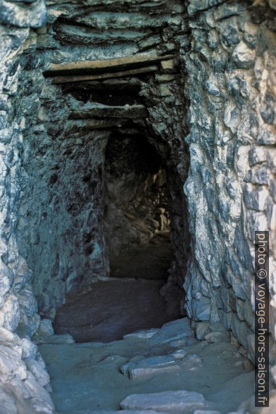 Descente dans une habitation troglodytique de Matmata. Photo © André M. Winter