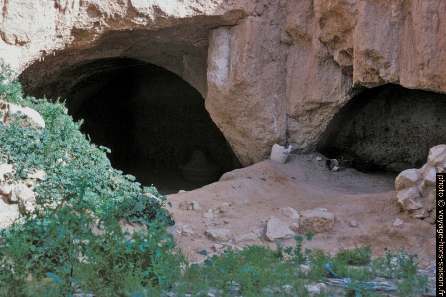 Cave et étable troglodytique à Matmata . Photo © André M. Winter