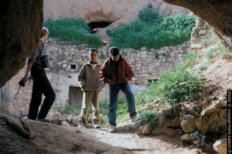 Nos garçons guides dans une habitation troglodytique à étages à Matmata. Photo © André M. Winter
