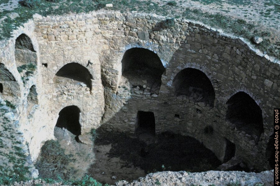 Habitation troglodytique à étages murés à Matmata. Photo © André M. Winter