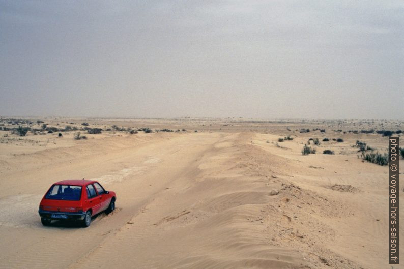 Notre 205 sur la route de l'Erg Zmilet. Photo © André M. Winter