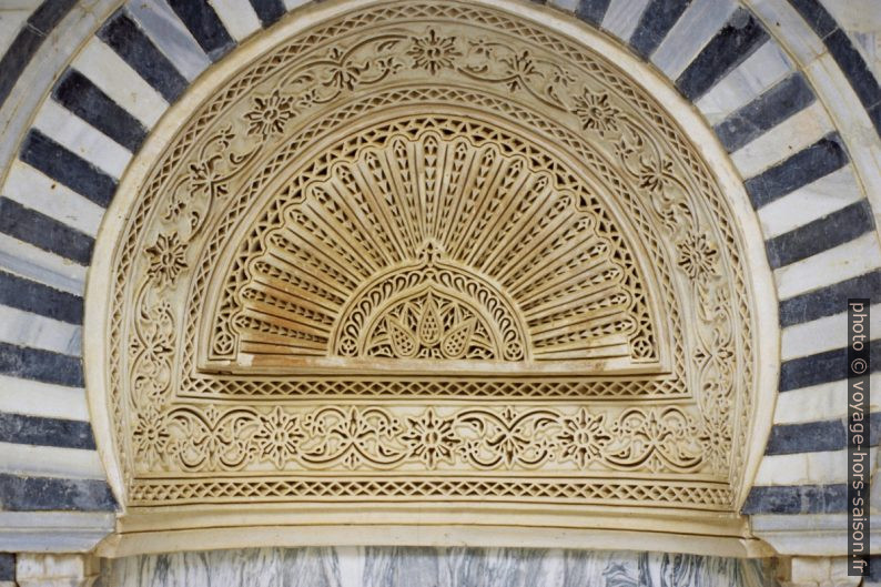 Niche de la cour de la zaouïa de Sidi Abid El Ghariani en plâtre ciselé. Photo © André M. Winter