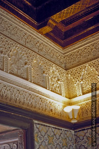 Murs couverts de plâtres ciselés dans le mausolée de Sidi Abid El Ghariani. Photo © André M. Winter
