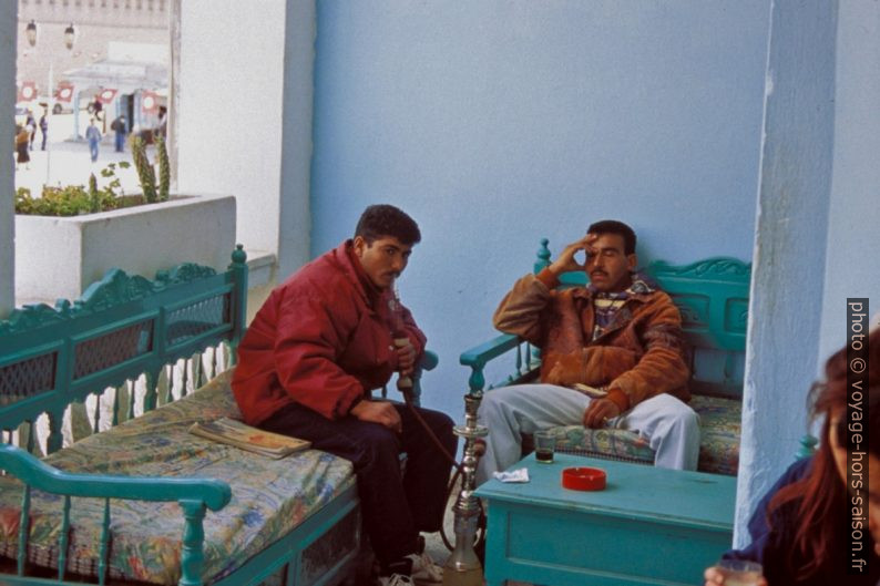 Fumeur de chicha dans un café tunisien. Photo © André M. Winter