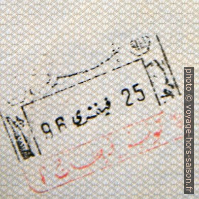 Visa de sortie à l'aéroport de Tunis. Photo © André M. Winter
