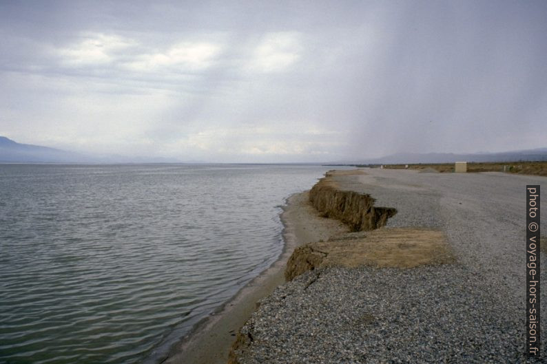 Les berges érodées du lac Salton Sea. Photo © André M. Winter