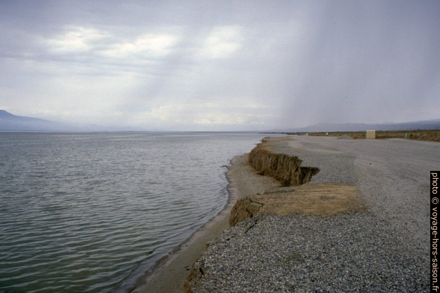 Les berges érodées du lac Salton Sea. Photo © André M. Winter