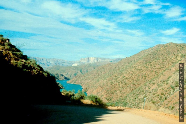 Le Canyon Lake vu de l'Apache Trail. Photo © André M. Winter