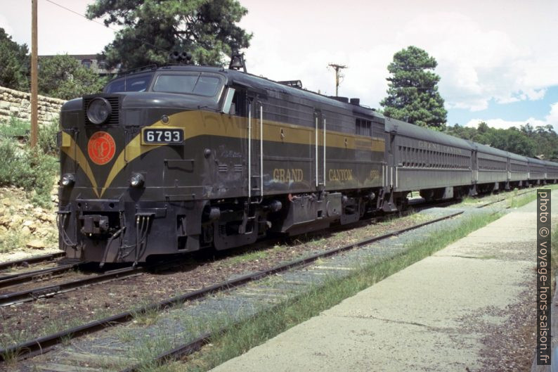 Grand Canyon Railway Locomotive et ses voitures. Photo © André M. Winter