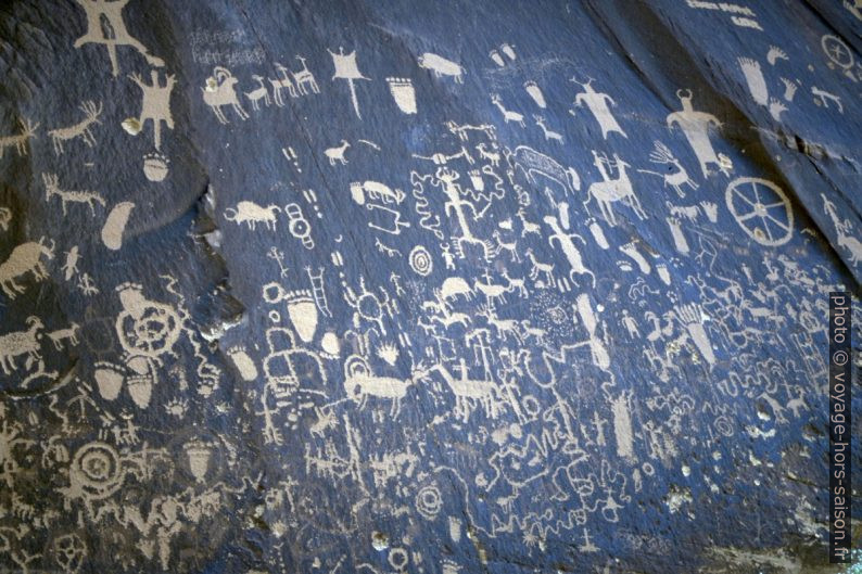 Le Newspaper Rock. Photo © André M. Winter