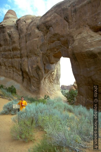 André près du Pine Tree Arch. Photo © Alex Medwedeff