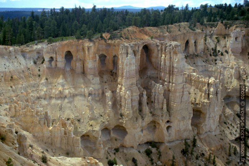 Arches naturelles en formation dans le Bryce Canyons. Photo © André M. Winter