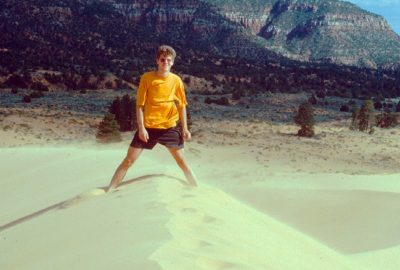 André sur la Big Dune du Coral Pink Sand Dunes SP. Photo © Alex Medwedeff