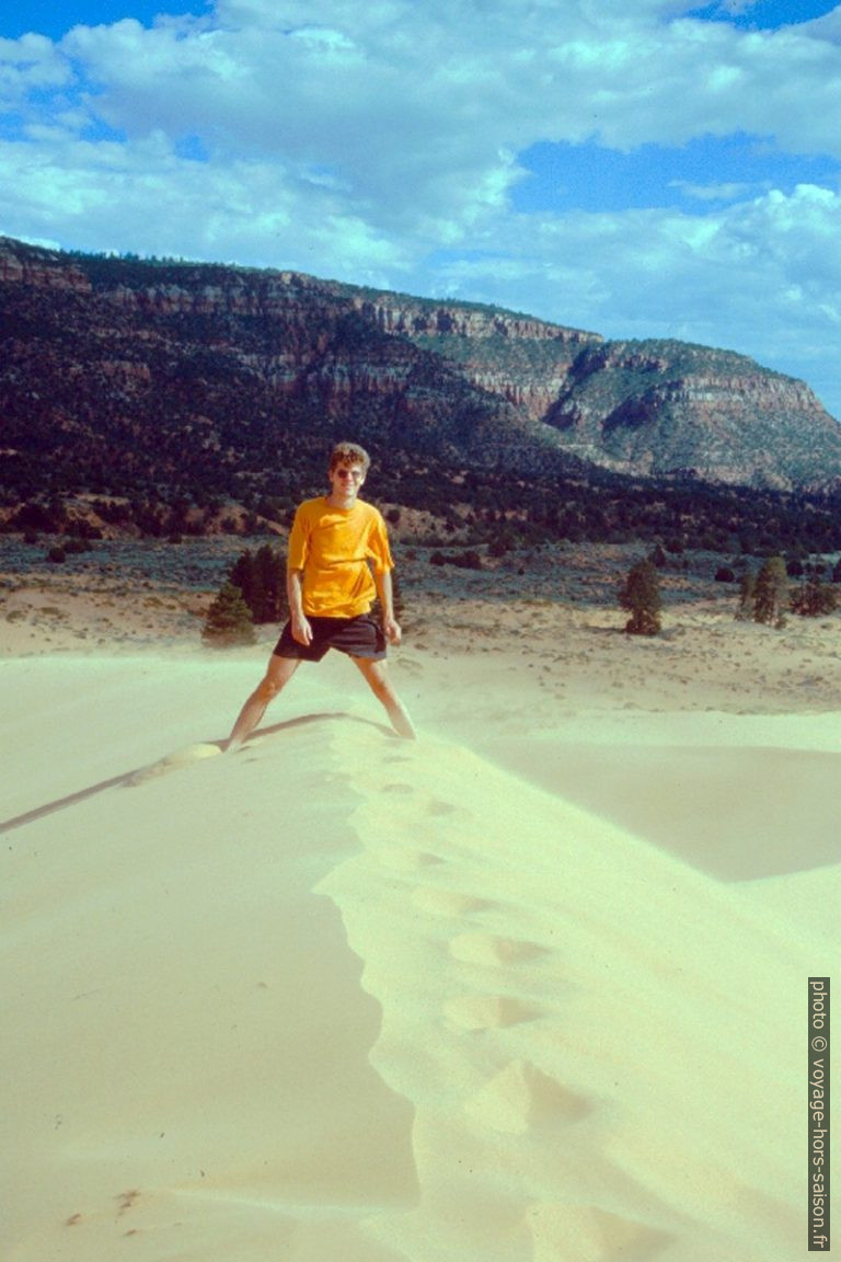 André sur la Big Dune du Coral Pink Sand Dunes SP. Photo © Alex Medwedeff