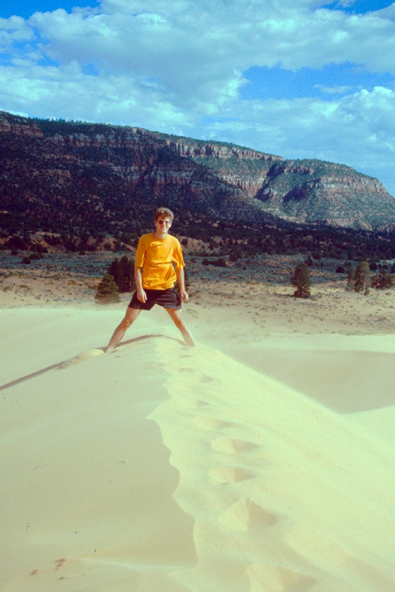André sur la Big Dune du Coral Pink Sand Dunes SP. Photo © Alex Medwedeff