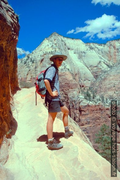 André sur une portion exposée du Hidden Canyon Trail. Photo © Alex Medwedeff