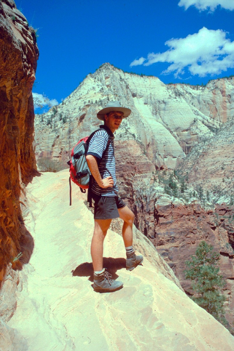 André sur une portion exposée du Hidden Canyon Trail. Photo © Alex Medwedeff
