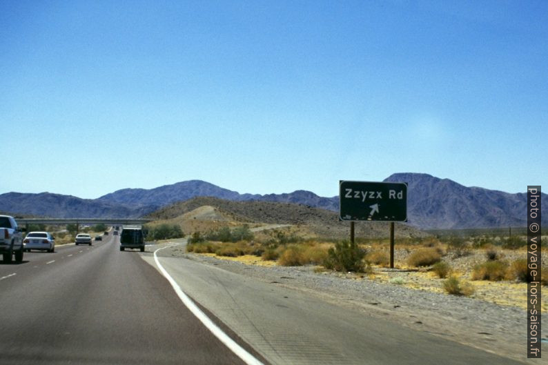 Sortie d'autoroute ZZyzx Road. Photo © André M. Winter