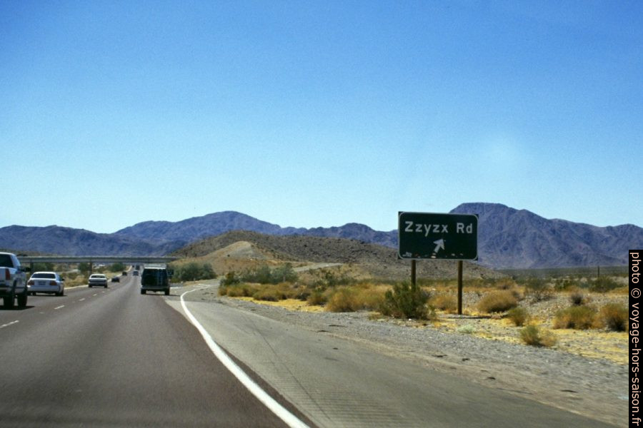 Sortie d'autoroute ZZyzx Road. Photo © André M. Winter