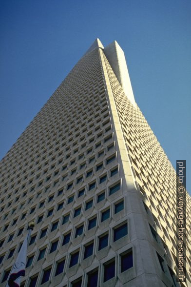 Au pied de la Transamerica Pyramid. Photo © André M. Winter