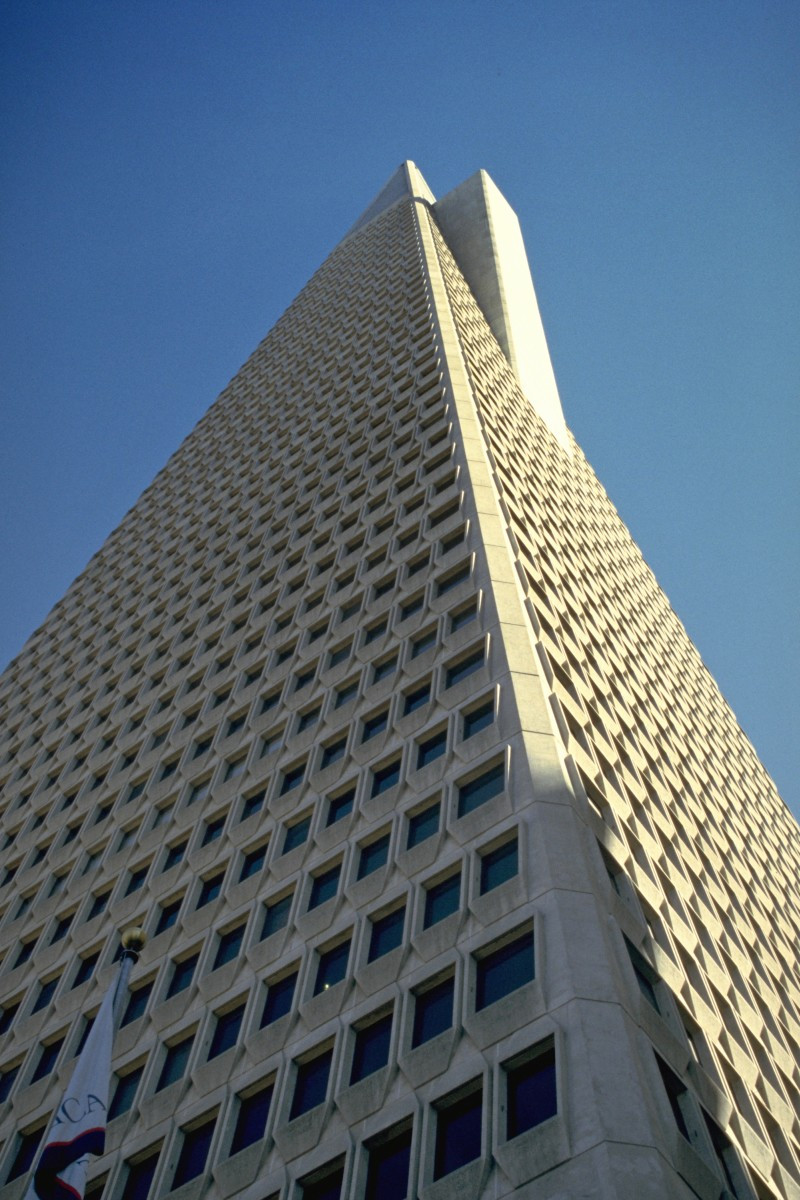 Au pied de la Transamerica Pyramid. Photo © André M. Winter