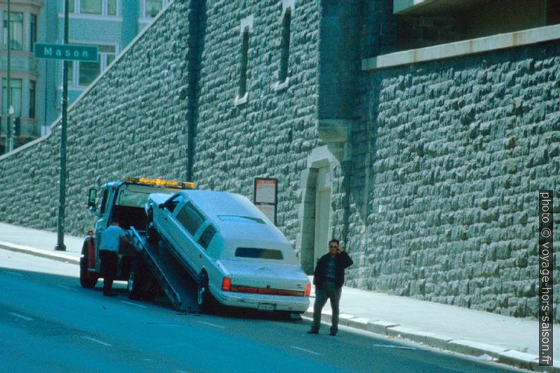 Remorquage d'une limousine. Photo © André M. Winter