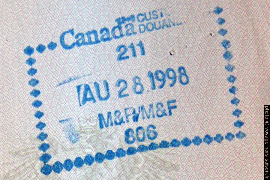 Visa d'entrée au Canada dans le passeport. Photo © André M. Winter